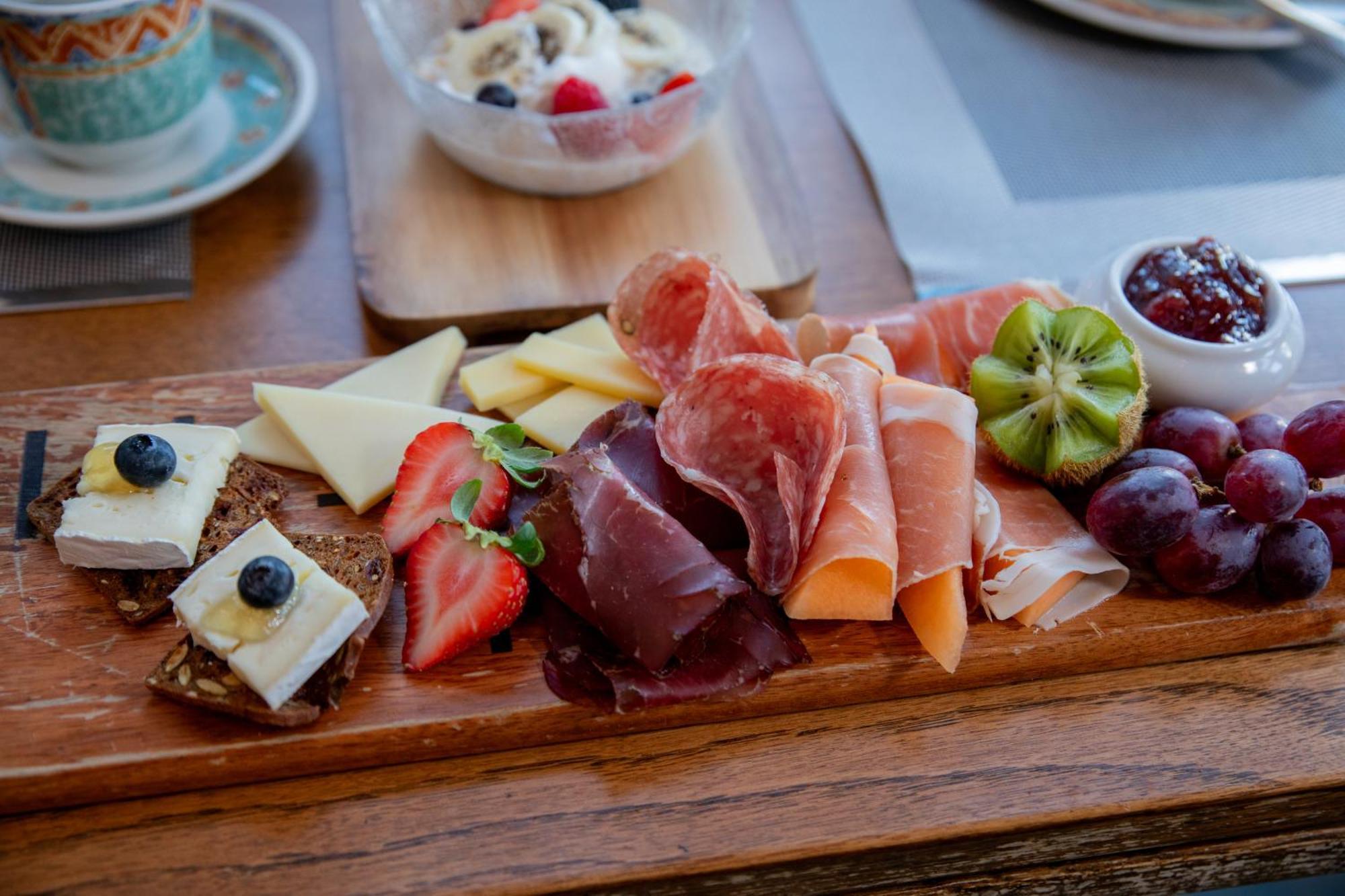 Beaujolais Boutique At Thea's House Couette-café *
